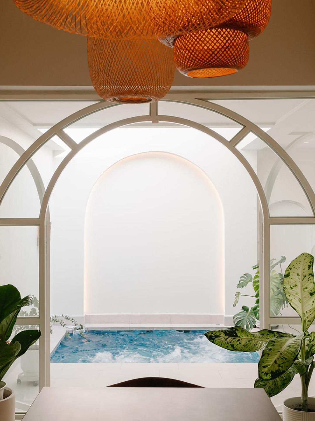 Mint With Jacuzzi Pool * George Town