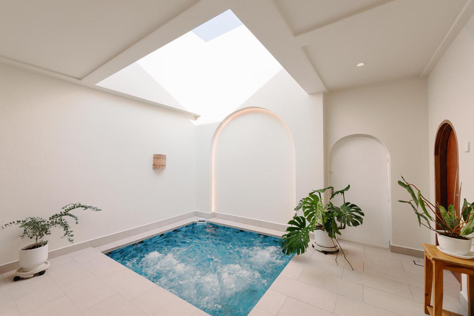 Mint With Jacuzzi Pool Villa George Town